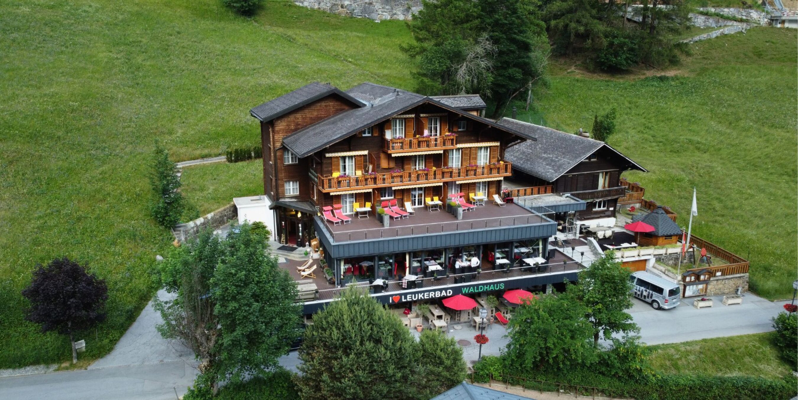Chalet Hotel Waldhaus in Leukerbad Sommer Aussenaufnahme