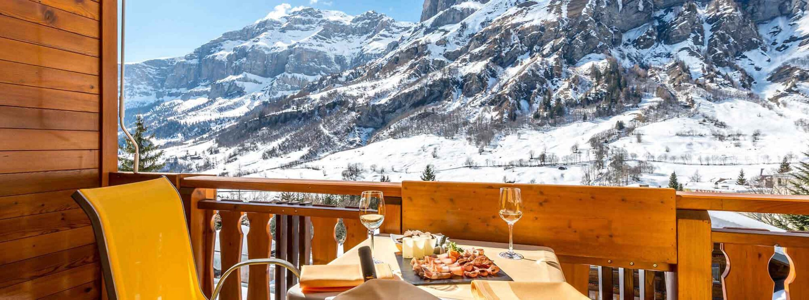 Hotelzimmer mit Sicht auf die Berge und Alpen im Hotel Waldhaus in Leukerbad Wallis