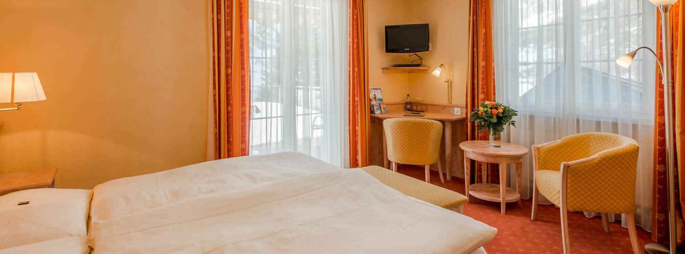 Gemuetliches Hotelzimmer in den Bergen im Hotel Waldhaus in Leukerbad Wallis