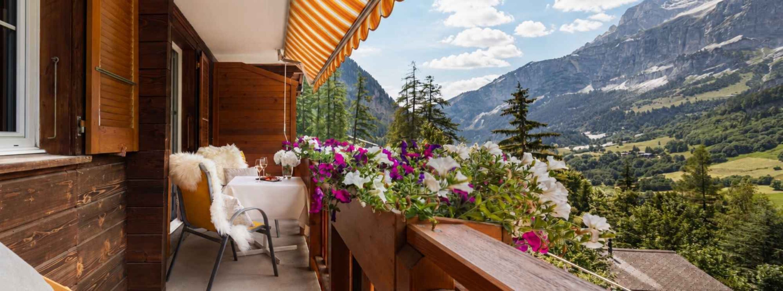 Panorama Doppelzimmer mit Terrasse im Hotel Waldhaus in Leukerbad Sommer