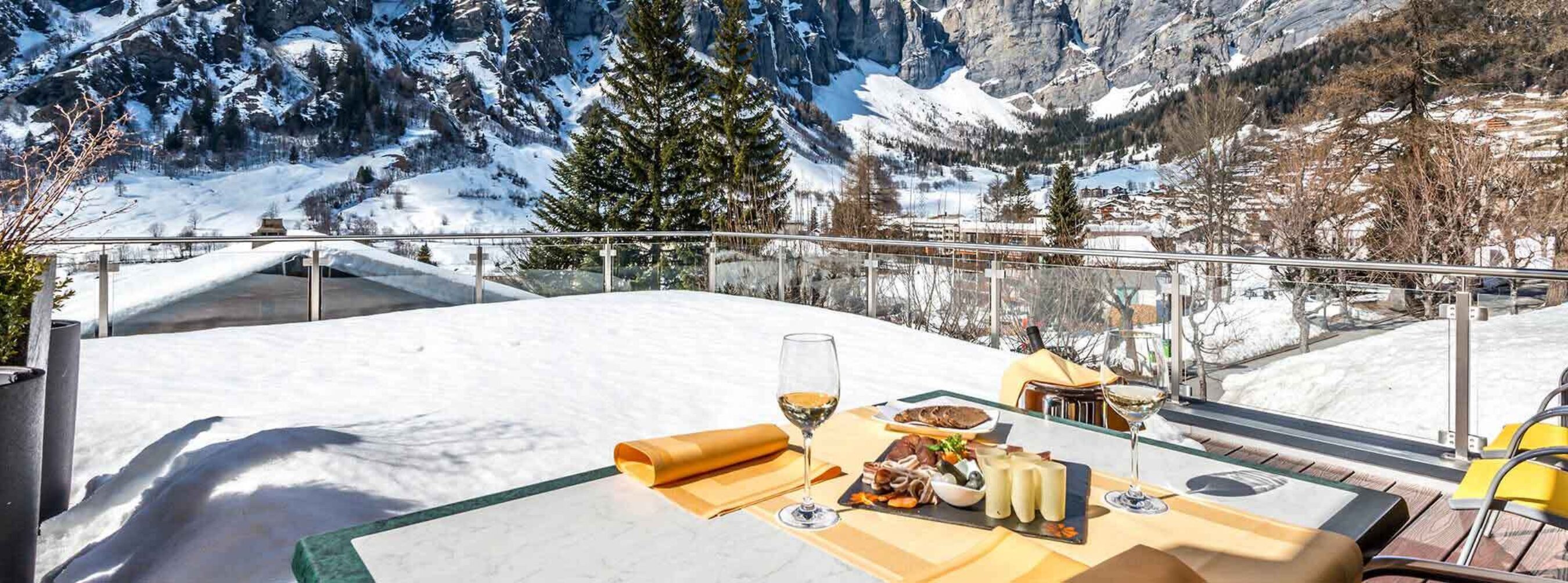 Roomservice im Hotel Walliserteller auf der Terrasse im Hotel Waldhaus Leukerbad