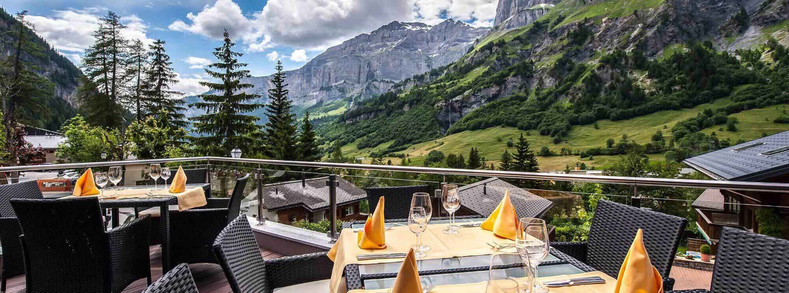 Terrasse mit Aussicht im Gilde Restaurant Waldhaus in Leukerbad Wallis